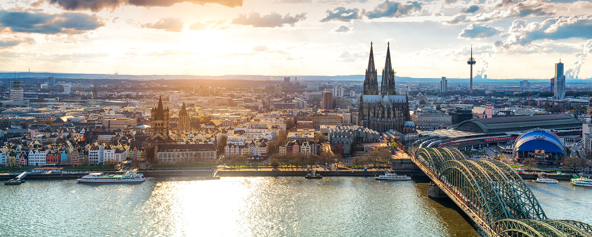 Blick auf Rheinpromenade in Köln