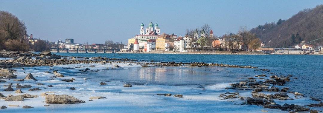 Wasser mit Eis und Skyline in der Ferne